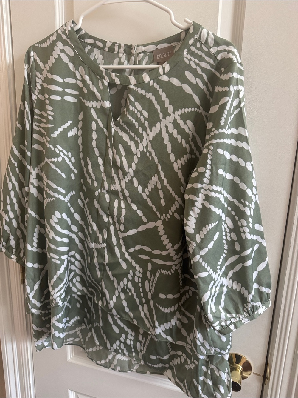 Chico's Sage Green & White Abstract Dot Blouse size 2 keyhole button closer